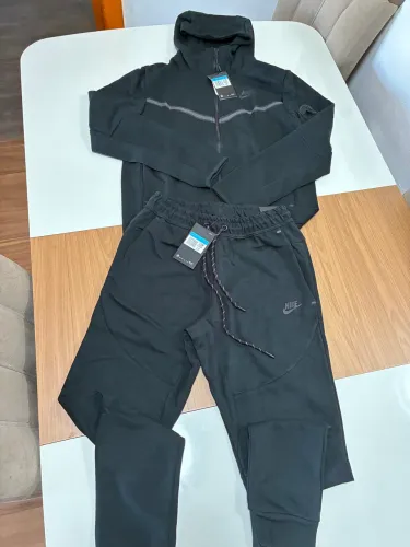 Conjunto Nike Tech Fleece tamanho P cor preto