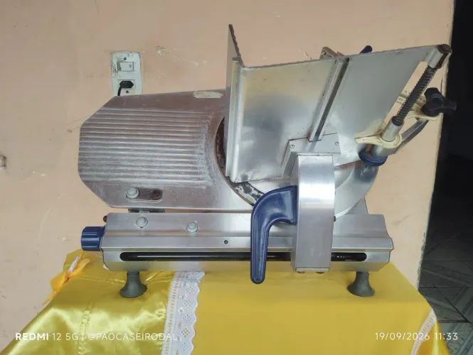 Vendo um fatiador de frios valor 2.000 avista ou pix.