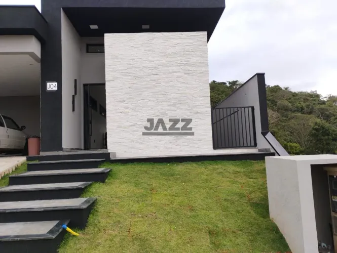 Oportunidade em Atibaia // Casa Terrea em Condomínio Fechado