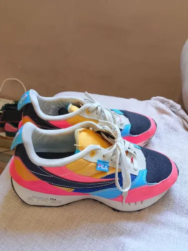 Vendo aparelho de pressão nunca usado e  tênis New balance n 38 + tênis fila n38 