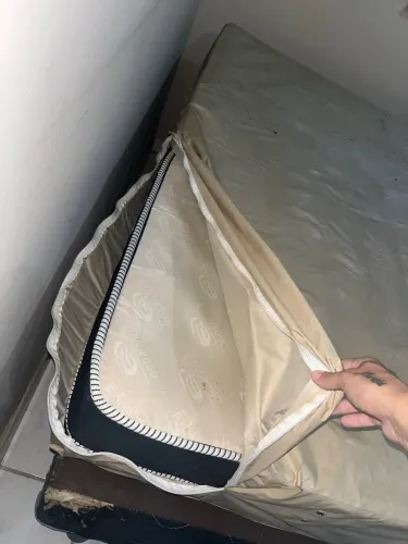 Cama box casal com capa de corino impermeável