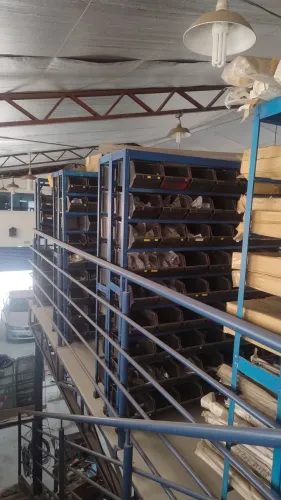 Estante gaveteiro industrial 63 gavetas Bin 8 reforçadas