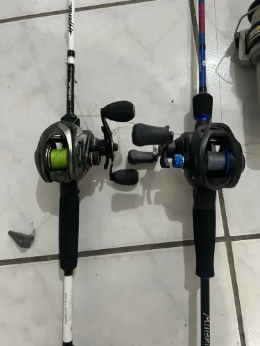 Vendo 2 varas de pesca esportiva + 1 vara de brinde e 4 iscas artificiais