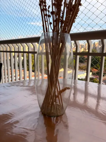 Vaso de Vidro Transparente com Arranjo de Plantas Secas Decorativo