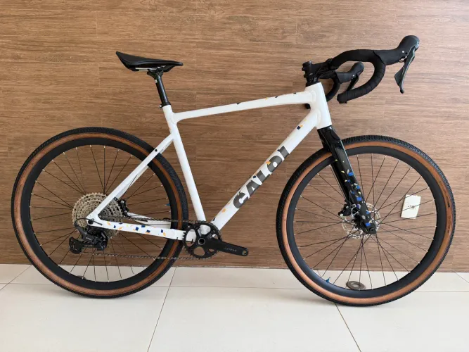Speed Gravel Caloi Arenita 2024 - Shimano GRX 11v - Tam 56
