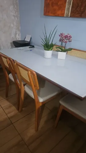 Mesa em madeira maciça e tampo de vidro com 6 cadeiras