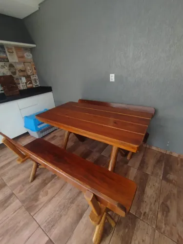 Mesa de madeira para churrasco com bancos