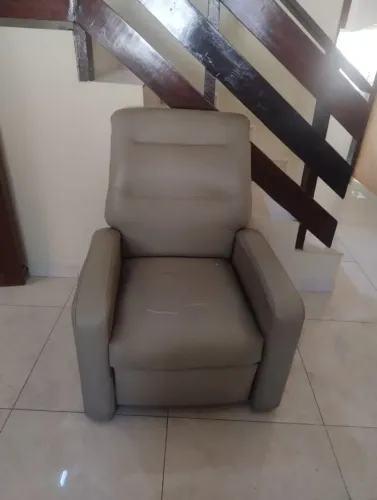 Poltrona reclinável em corino