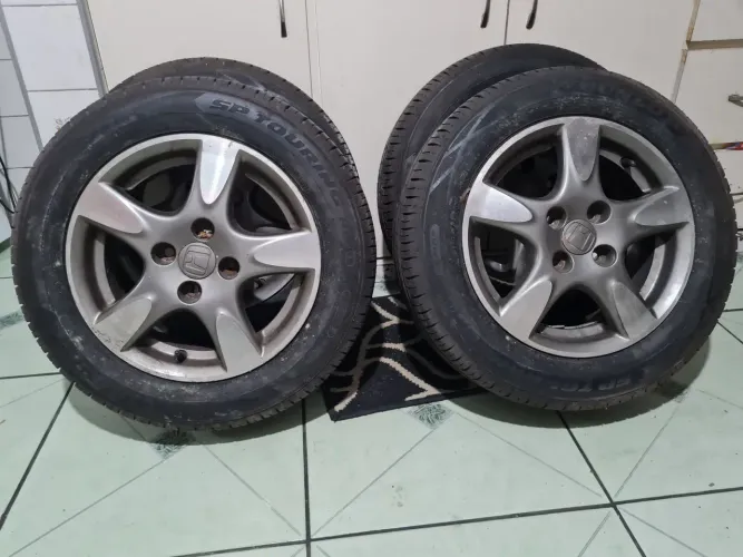 Rodas originais do Honda fit  com pneus