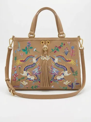 Bolsa Carmen Steffens na cor Amêndoa Bordada com etiqueta