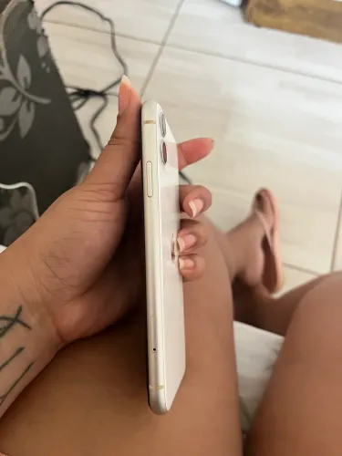 Vende-se iPhone 11 em perfeito estado nenhum arranhão