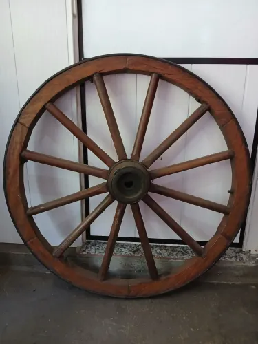 Roda de carroça antiga com 90 cm