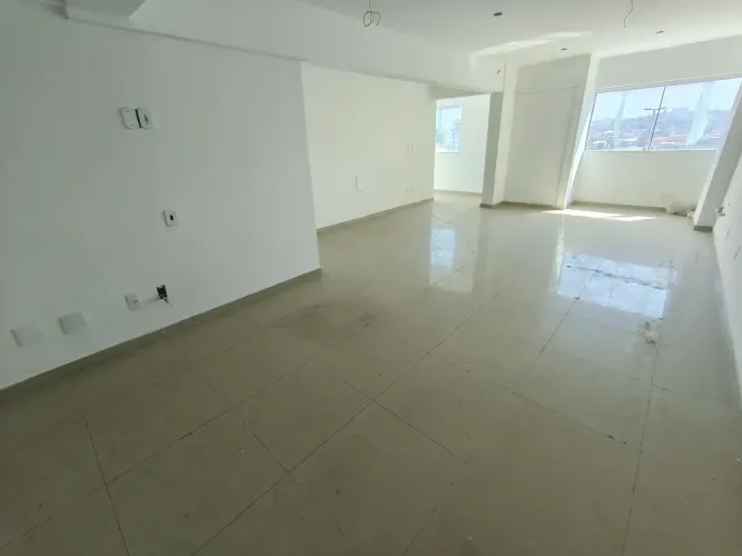 Sala comercial , 1 banheiro, 1 vaga garagem, Praia Campista - Macaé - RJ.
