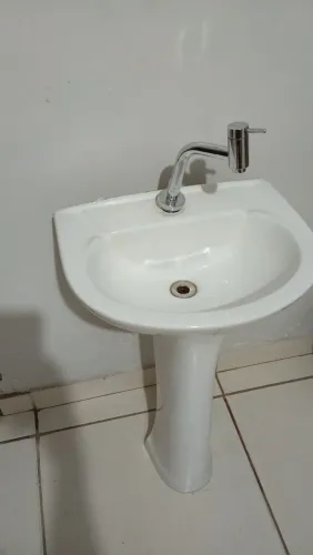 Pia com torneira