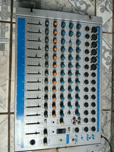 Vendo mesa de som analógica de 12 canais da marca oneal Áudio