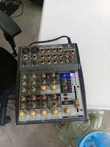 Mesa de som Beringer com efeitos
