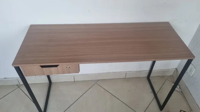 Mesa para escritório com gaveta