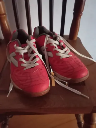 Tênis futsal masculino tamanho 41 vermelho com detalhes em branco marca Kelme