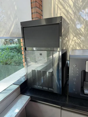 Máquina De Gelo Th50 Preta - Até 38 Kg/dia