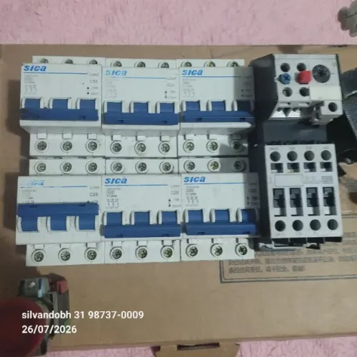 Lote de disjuntos e contatores elétricos