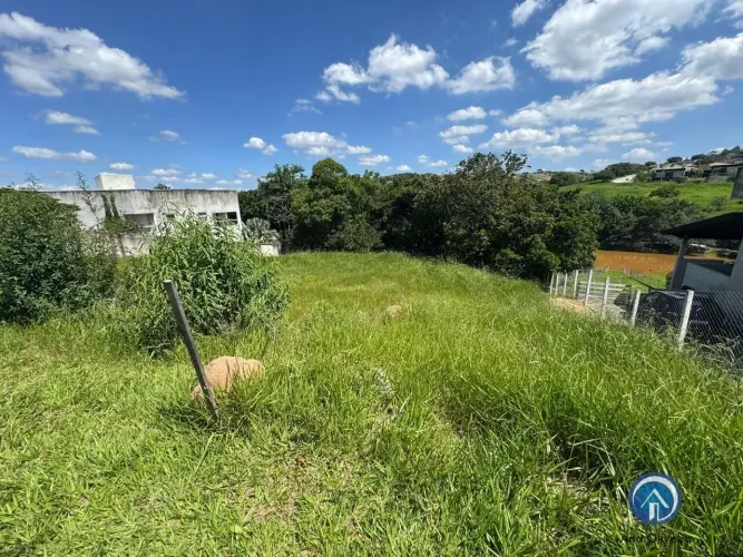 Terreno de 1030m² em declive no condomínio Vale dos Lagos em Jacareí - SP