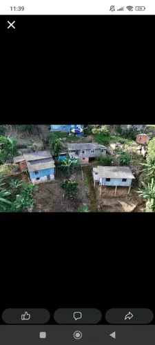 Dois terrenos com três casas