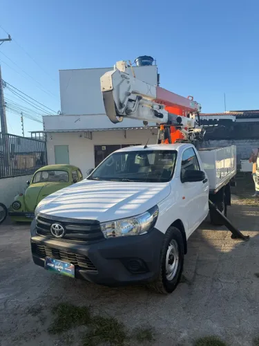 Hillux 2020 Diesel com Cesto Aéreo 10,5 m Isolado 