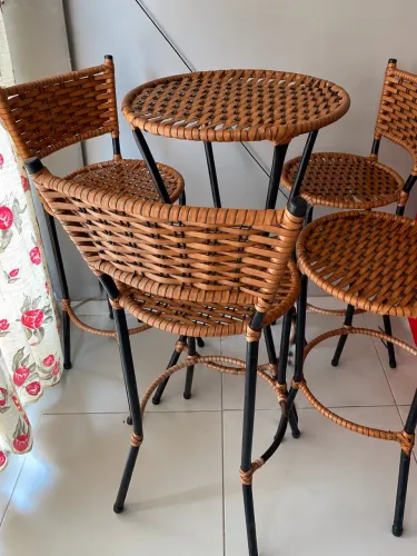 Vendo conjunto de mesa + cadeiras?