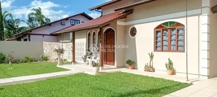 Casa térrea no Carianos 3 dormitórios e piscina