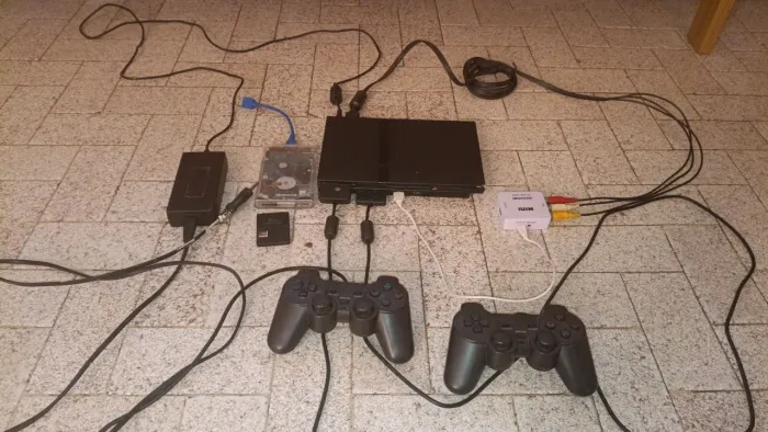 Vendo um Playstation 2 em bom estado, funcionando tudo direitinho 