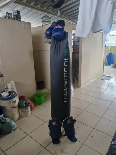 Saco de pancada com luva e caneleira muay thai