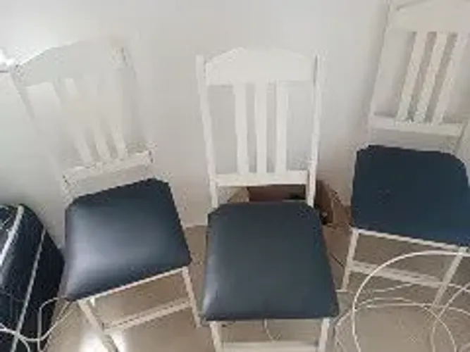 Cadeiras e tampão da mesa