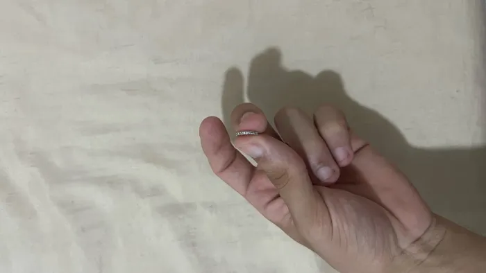 Piercing dourado e de prata