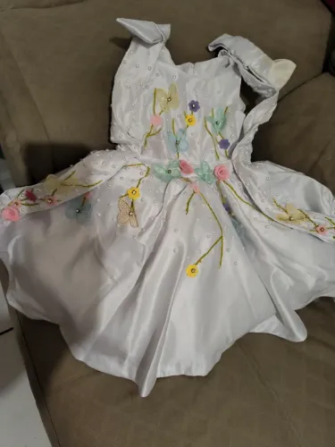 Vendo 2 vestidos com tema de Jardim encantado