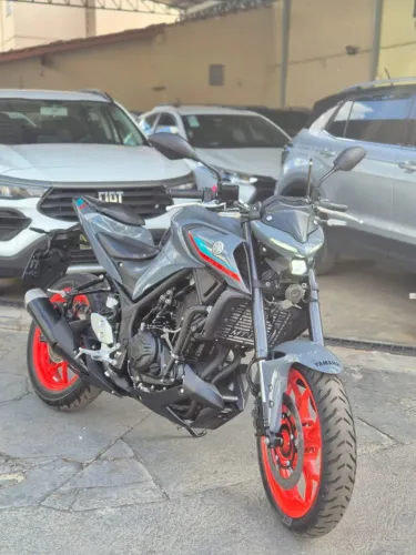 Yamaha MT-03 cinza conservada