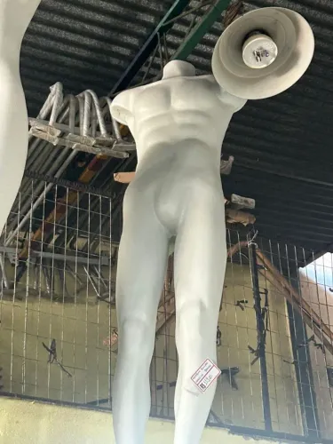 Manequim masculino com pedestal