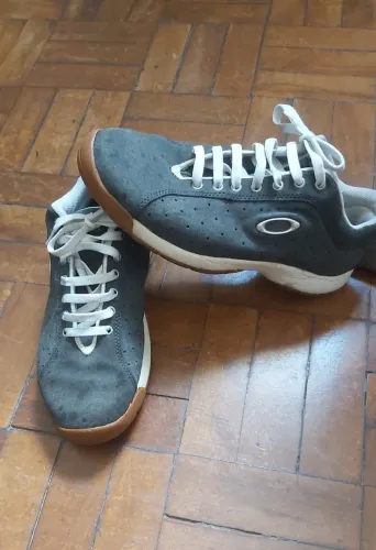Tenis oakley de camurça 40