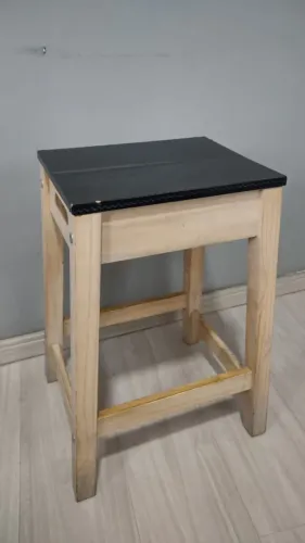 Banco Banqueta Paletbox Madeira Maciça e Assento Preto (Tok&Stok)