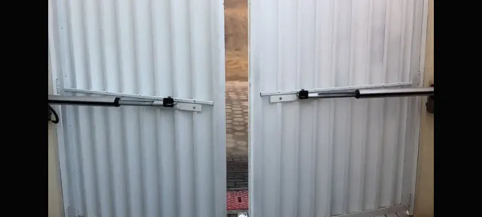 Portão Pivotante / Basculante / Alumínio / Ferro / Madeira / inox com Motor