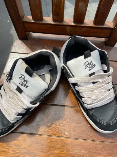Tênis Tesla Fusion Black white, assinado pelo skatista Denis Silva, número 44