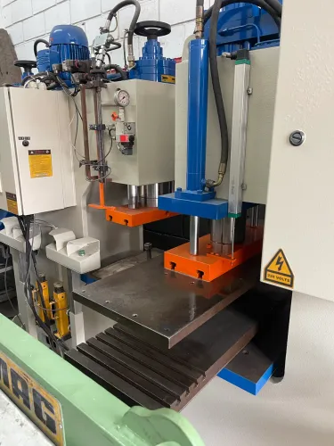 Prensa hidráulica dupla tipo C Unistamp 40 ton mesa 1.350 mts impecável 