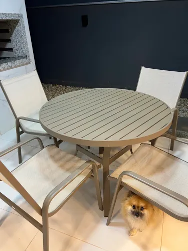 Vendo jogo de mesa com 4 cadeiras para área externa