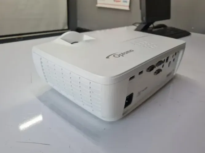 PROJETOR OPTOMA DAEHHLU SEMI NOVO