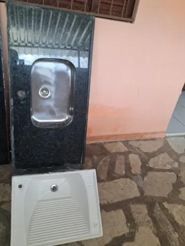Bancada de granito verde ubatuba com cuba nunca usado. A lavanderia é de brinde.