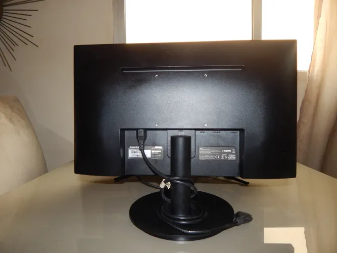 Monitor Philips 221V8 21,5? Full HD LED | Excelente Estado
