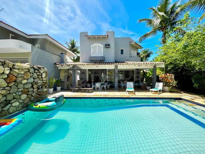 Casa reformada com piscina e área gourmet no Jardim Acapulco, Guarujá