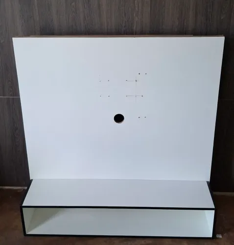 Painel para TV com Rack medindo 1,10 X 1,10 super conservado. Com poucas marcas de uso.