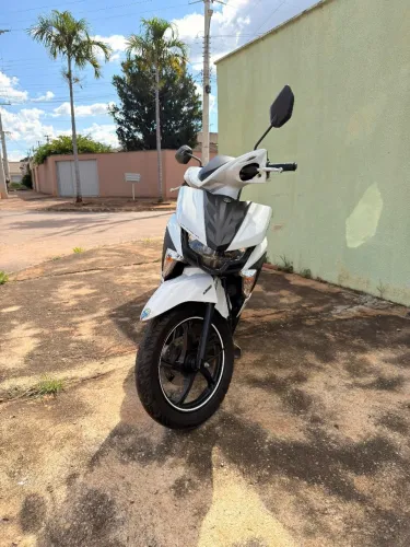Moto em ótimo estado, pneus novos 