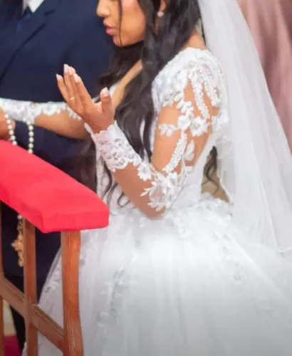 VESTIDO DE CASAMENTO COM VÉU À VENDA 