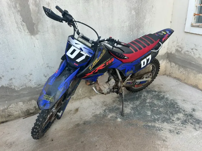 Moto preparada para trilha Tornado 250